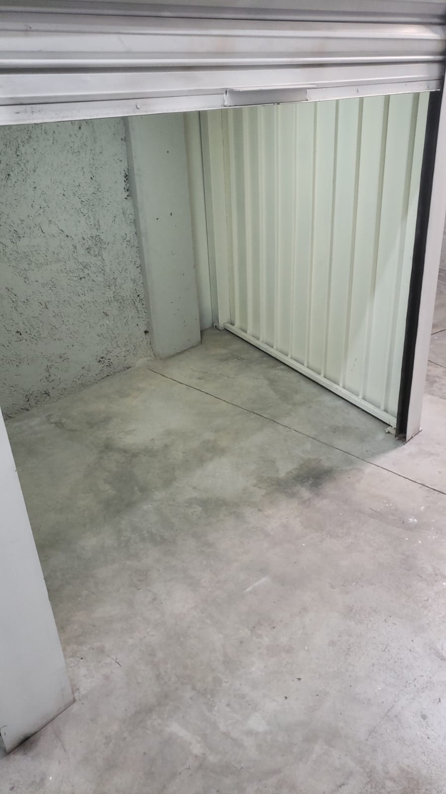 Interior de bodega vacía