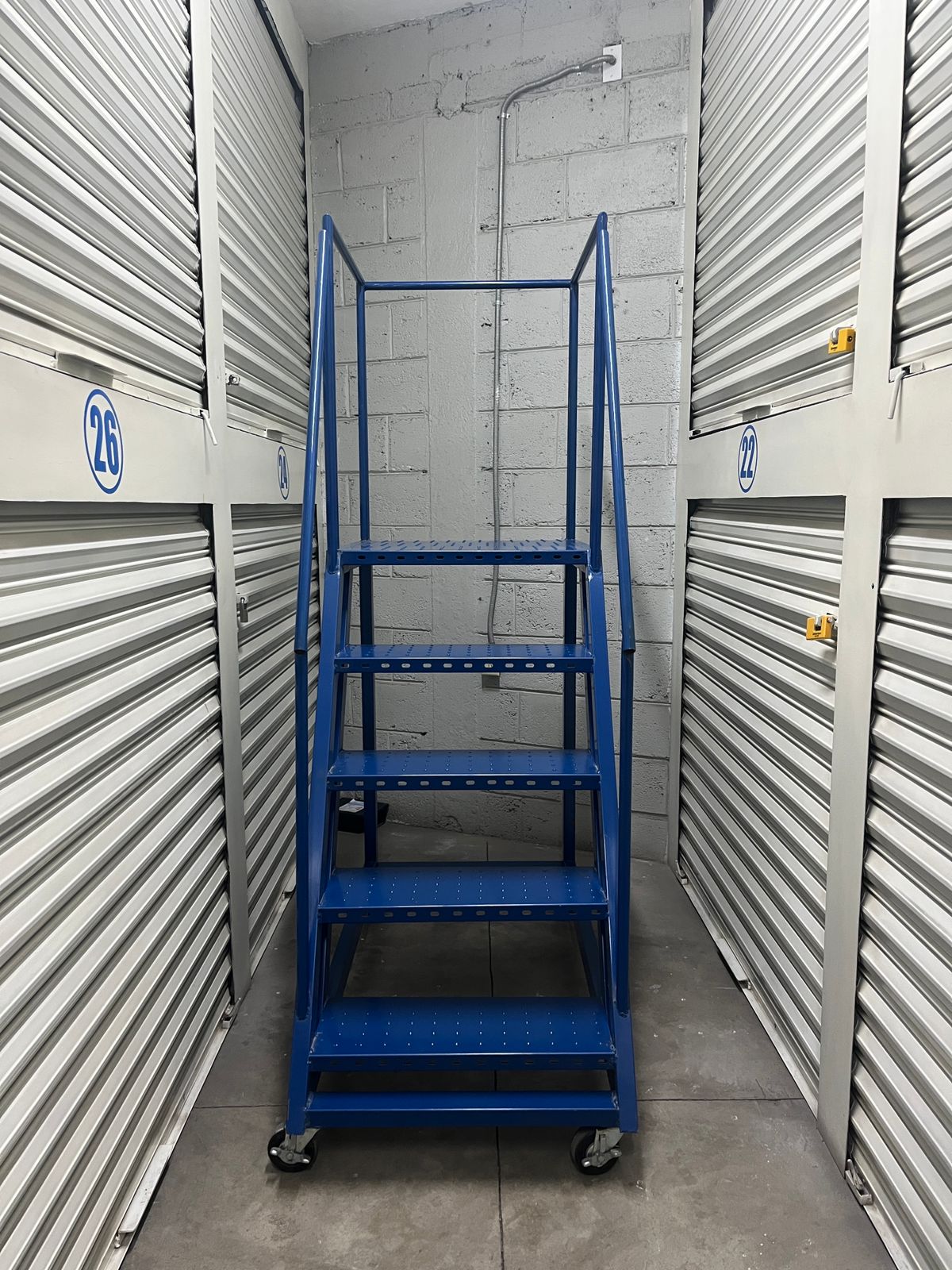 Escalera para acceder a bodegas superiores